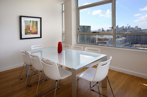 Moore To See - Modern And Spacious 3BR Zetland Apartment With Views Over Moore Park - New South Wales Tourism  1