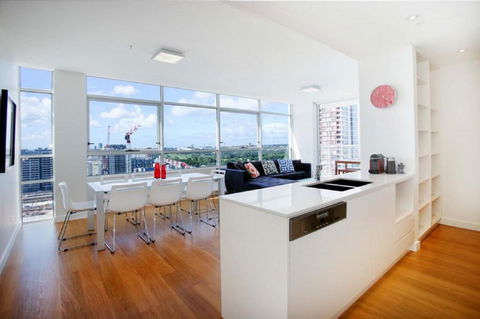 Moore To See - Modern And Spacious 3BR Zetland Apartment With Views Over Moore Park - New South Wales Tourism  3