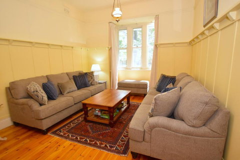 Mintie Cottage On Leura Mall - New South Wales Tourism  1