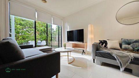 Modern 2-Bedroom Townhouse Near DFO & RMIT - New South Wales Tourism  0