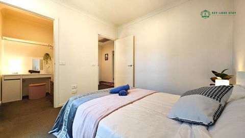 Modern 2-Bedroom Townhouse Near DFO & RMIT - New South Wales Tourism  3