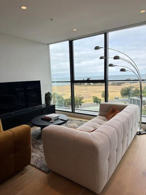 Modern 2 BRM Apt In Williamstown - New South Wales Tourism  1