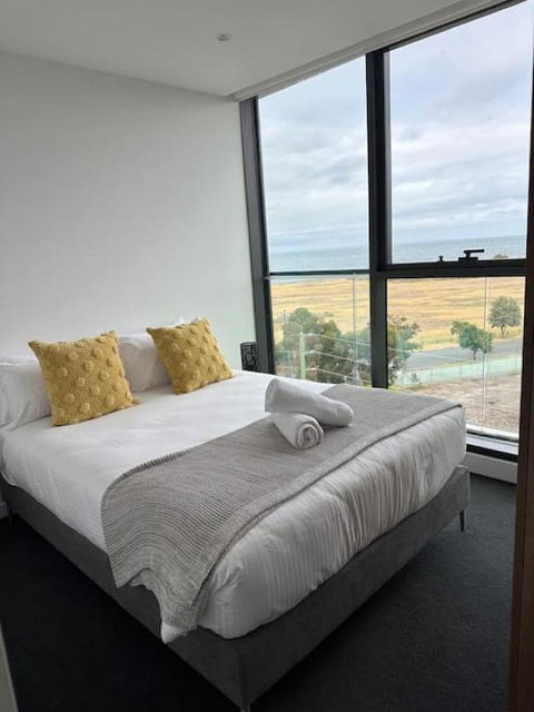 Modern 2 BRM Apt In Williamstown - New South Wales Tourism  3