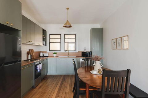 Modern 3-Bed Coastal Escape - New South Wales Tourism  0