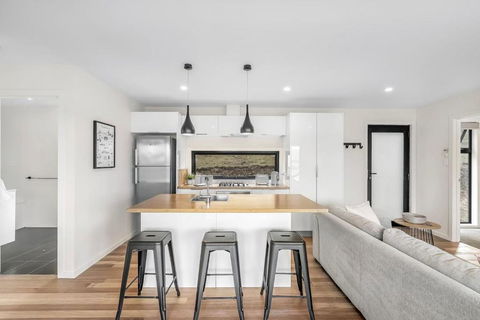 Modern And Scenic Valley Escape - New South Wales Tourism  0