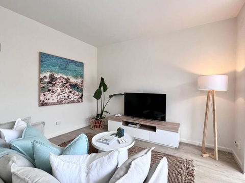 Modern Beach Oasis In Elwood Village - New South Wales Tourism  0