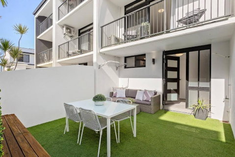 Modern Courtyard Oasis For Easy Beachside Living - New South Wales Tourism  0