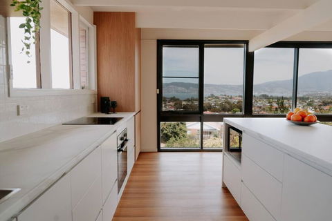 Modern Home Overlooking River - New South Wales Tourism  3