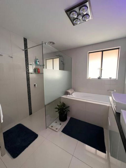 Modern Light Filled Home Near Beaches - New South Wales Tourism  1