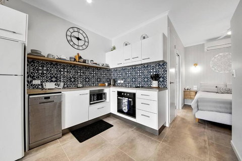 Modern Luxury Studio Apartment - New South Wales Tourism  0