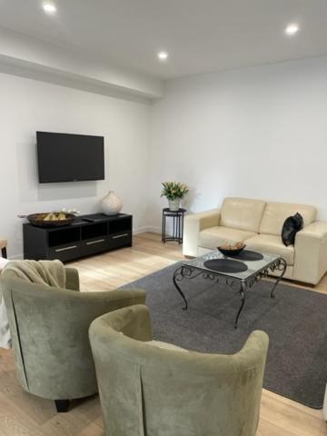 Modern Home, Close To Train, 17k CBD - New South Wales Tourism  1