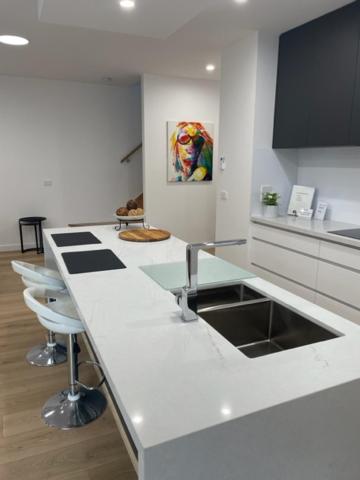 Modern Home, Close To Train, 17k CBD - New South Wales Tourism  3