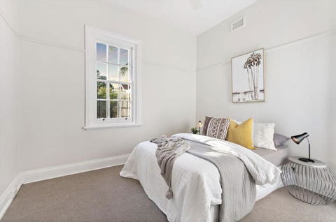 NEWLY RENOVATED LARGE 3.5 BDRM HOUSE! BEST OF MELB - New South Wales Tourism  3