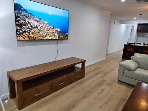 O Stylish 4 Room Oasis With 65 TV - New South Wales Tourism  0