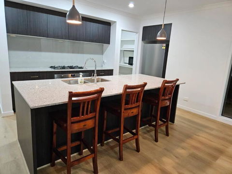 O Stylish 4 Room Oasis With 65 TV - New South Wales Tourism  2