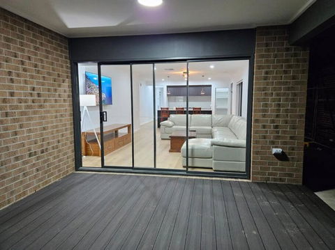 O Stylish 4 Room Oasis With 65 TV - New South Wales Tourism  3