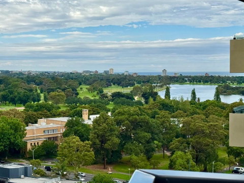 Panoramic View - Albert Park Lake & Shrine Views - New South Wales Tourism  0