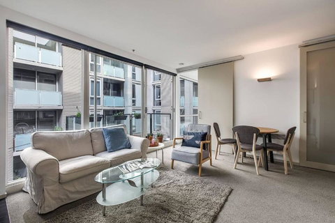 Parade Place - A Central Balcony Stay - New South Wales Tourism  1