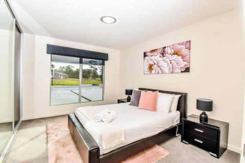 Paradise Point - Entire Home In Clarence Point, Tasmania Australia, 10 Guests 7 Bedrooms 7 Beds 3 Baths - New South Wales Tourism  1
