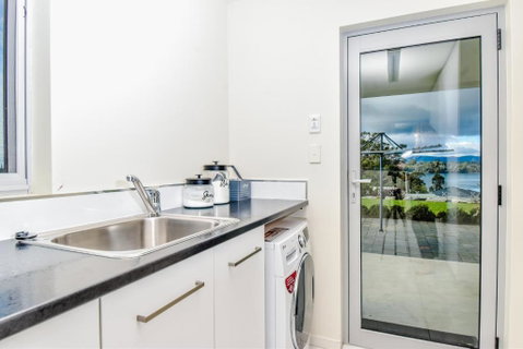 Paradise Point - Entire Home In Clarence Point, Tasmania Australia, 10 Guests 7 Bedrooms 7 Beds 3 Baths - New South Wales Tourism  3