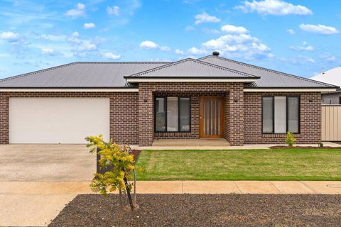 Popular Luxury Villa Kialla Shepparton - New South Wales Tourism  0