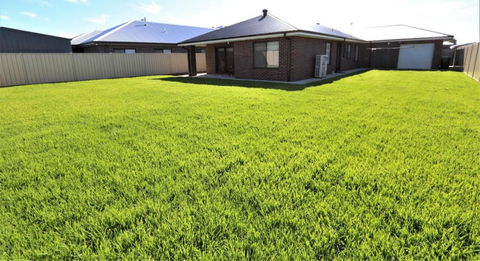 Popular Luxury Villa Kialla Shepparton - New South Wales Tourism  1