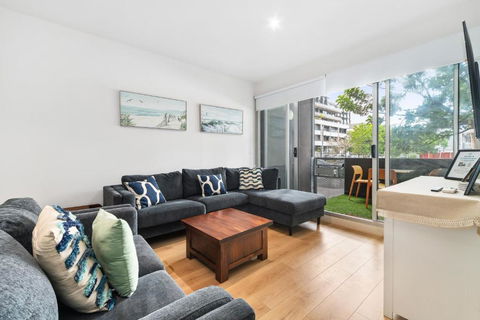 Port Melbourne Dog Beach Stays - New South Wales Tourism  0