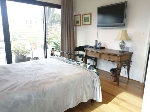 Private & Cosy! Master Bedroom In Perth With Garden View - New South Wales Tourism  1