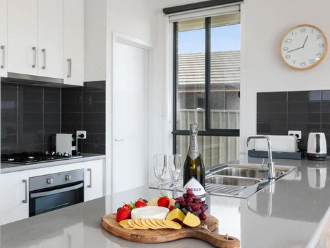 Putters Paradise 25-30 Troon Drive - New South Wales Tourism  3