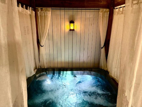 Private Outdoor Spa, Fire Pit - THE RETREAT COOLUM BEACH - New South Wales Tourism  0
