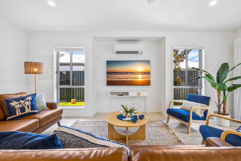 Premium 4-Bed Coastal Escape With BBQ And Pool - New South Wales Tourism  2