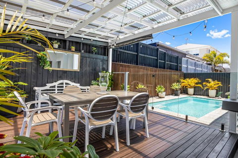 Premium 4-Bed Coastal Escape With BBQ And Pool - New South Wales Tourism  0