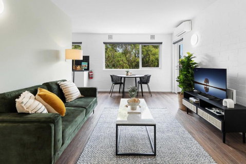 Pristine 1-Bed Unit Moments From Royal Park - New South Wales Tourism  0