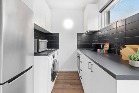 Pristine 1-Bed Unit Moments From Royal Park - New South Wales Tourism  2