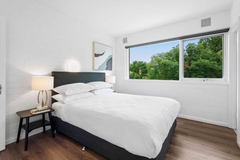 Pristine 1-Bed Unit Moments From Royal Park - New South Wales Tourism  3