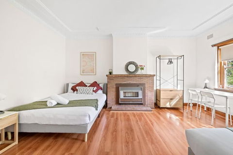 Quadruple Room - Near Transport & Shops - Shared Bathroom - New South Wales Tourism  2
