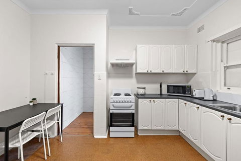 Quadruple Room - Near Transport & Shops - Shared Bathroom - New South Wales Tourism  3