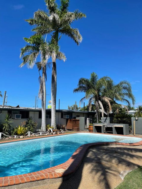 Queens Beach Hotel - New South Wales Tourism  2