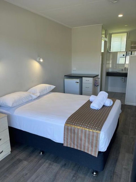 Queens Beach Hotel - New South Wales Tourism  0