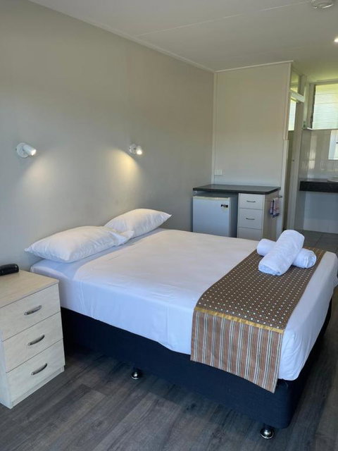 Queens Beach Hotel - New South Wales Tourism  3