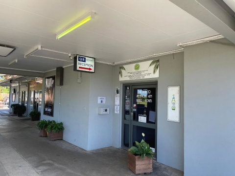 Queens Beach Hotel - New South Wales Tourism  1