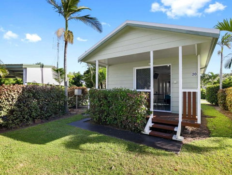 Queens Beach Tourist Village - New South Wales Tourism  1