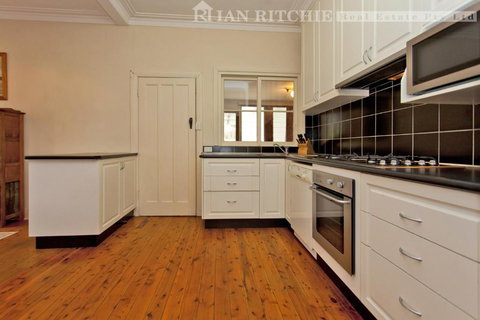 Red Brick Beauty - Central Cottage - New South Wales Tourism  1