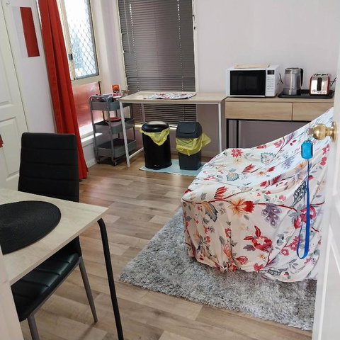Red Cottage FEMALE ONLY BUDGET STAYS With Bedroom Plus Private Kitchenette Room - New South Wales Tourism  3