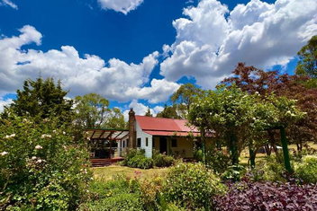Red Hill Cottage Walcha with New South Wales Tourism 