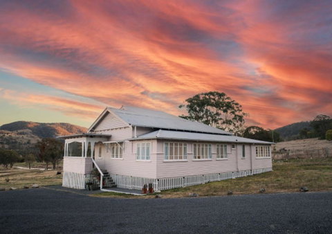 Pretty Pink Queenslander With Spectacular Views! - New South Wales Tourism  0