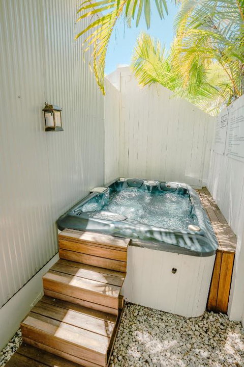 Private Outdoor Spa, Fire Pit, Cinema Room - THE COTTAGE COOLUM BEACH - New South Wales Tourism  0
