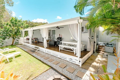 Private Outdoor Spa, Fire Pit, Cinema Room - THE COTTAGE COOLUM BEACH - New South Wales Tourism  1