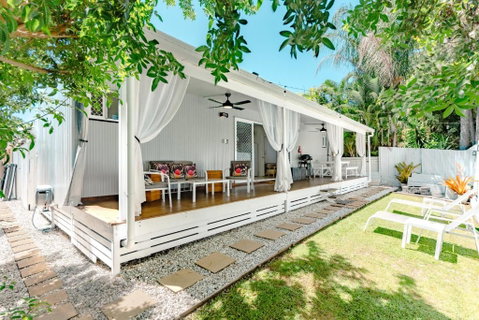 Private Outdoor Spa, Fire Pit, Cinema Room - THE COTTAGE COOLUM BEACH - New South Wales Tourism  2