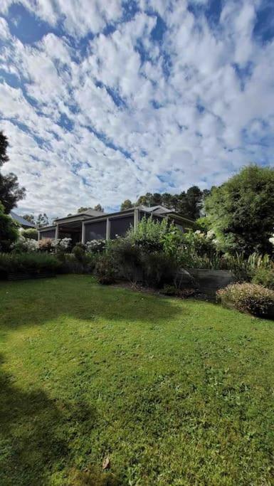 Quiet Family Retreat Getaway - Wildlife Park, Sovereign Hill, Kryall Castle And City At Your Door - Modern House, 8 Guests, 4 Bedrooms, 5 Beds - New South Wales Tourism  0